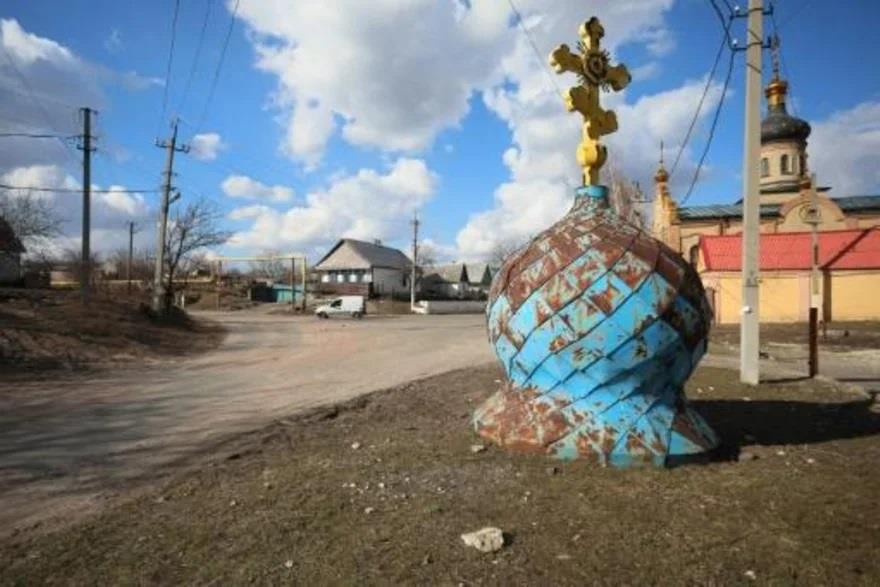  قبة كنيسة مدمرة في أفدييفكا في منطقة دونيتسك بشرق