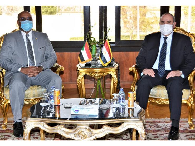 وزير الطيران يلتقي وزير النقل السوداني لتعزيز التع