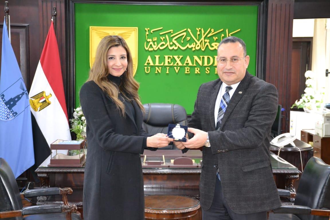 رئيس جامعة الإسكندرية يُكرم الفائزة بجائزة ليونارد