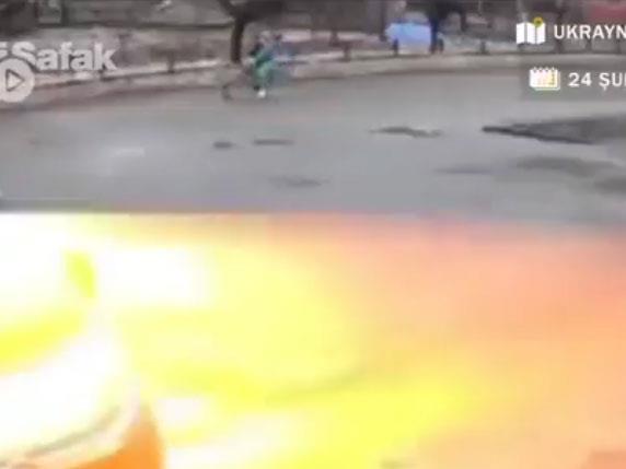 صاروخ يستهدف شابًا بدراجته في أوكرانيا
