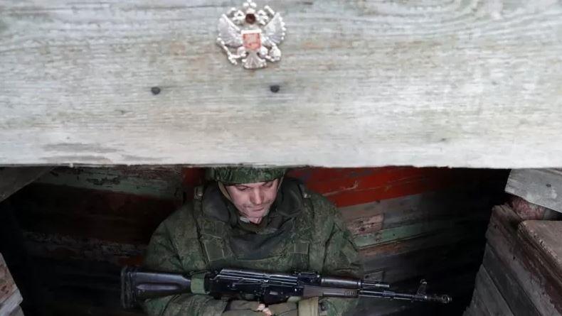  متمردون موالون لروسيا يحرسون مواقع قتالية