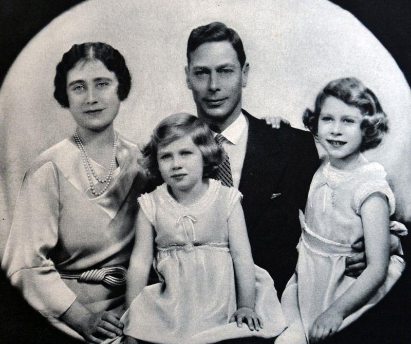 الأميرة الصغيرة إليزابيث، أقصى اليمين، مع أختها ال