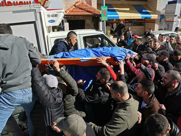 فلسطينيون يحملون جثة فلسطيني قتل مع اثنين آخرين بر