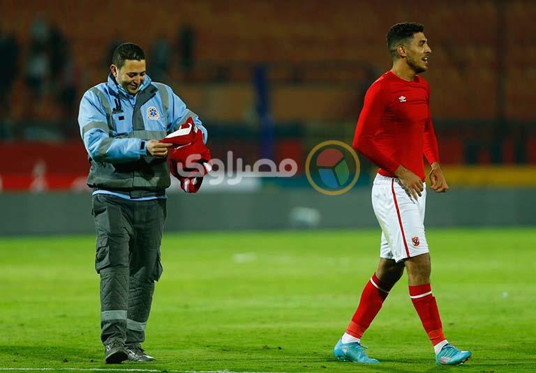 محمد شريف يهدي مسعف تي شيرت الأهلي 