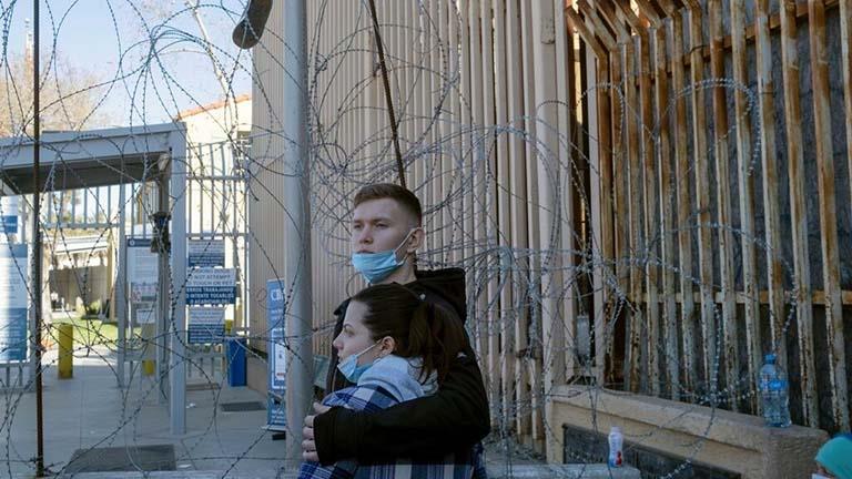 الأوكرانيان ساشا وجوليا ينتظران إذنا من السلطات ال