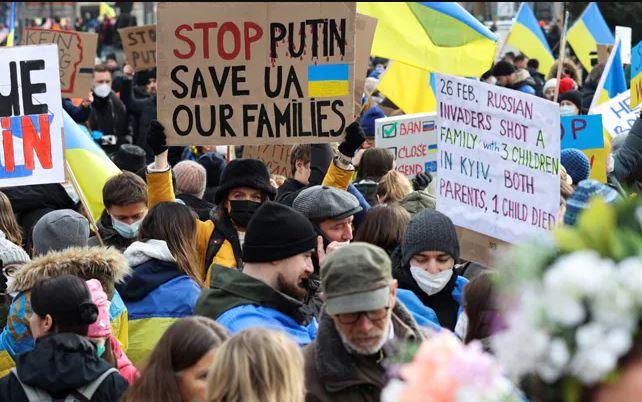 مظاهرة ضخمة ضد الحرب الروسية على أوكرانيا 