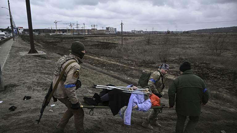 مسعفون يحاولون انقاذ امرأة مصابة في أوكرانيا