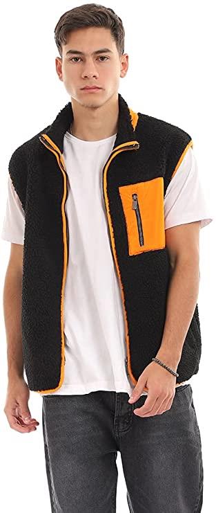 جاكيت فرو بسوستة مع جيب على الصدر من ريفين، لونه أسود، بـ 289 جنيها.