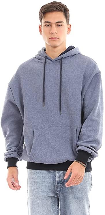 تيشيرت شتوي بأكمام طويلة ورقبة بغطاء، لونه أزرق، بـ 239 جنيها.