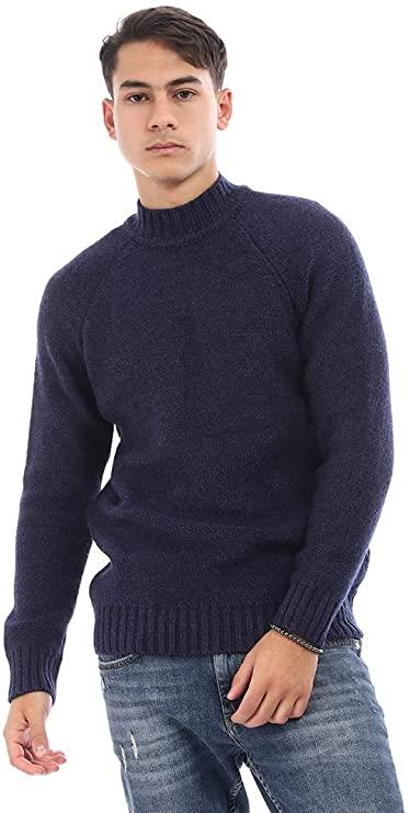 بلوفر تريكو برقبة مرتفعة، لونه كحلي، بـ 289 جنيها.