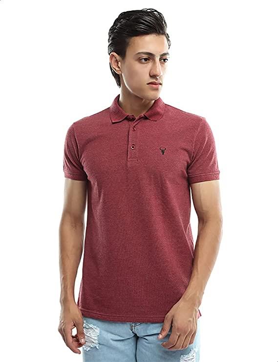 شيرت بولو للرجال بأكمام قصيرة وبتصميم مطبوع عليه شعار جانبي، لونه أسود، بـ 219 جنيها.