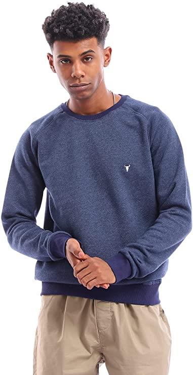 سويت شيرت برقبة دائرية باللون الكحلي، بـ 189 جنيها.