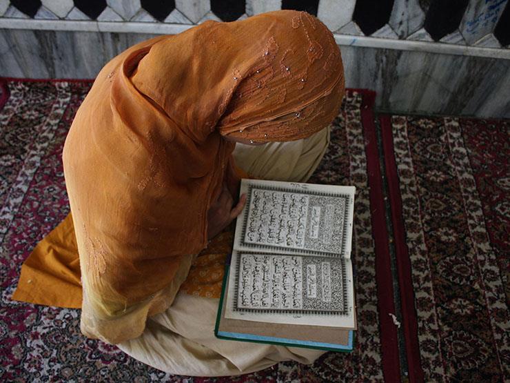 هل يجوز قراءة القرآن للمرأة