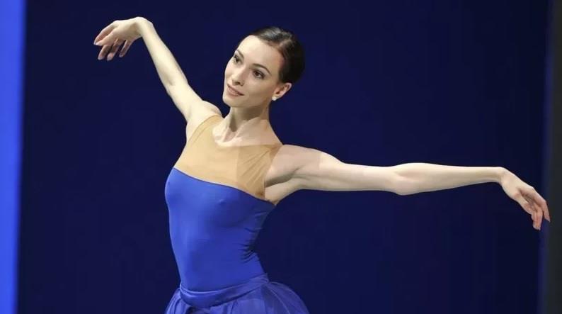 راقصة الباليه الشهيرة أولغا سميرنوف تغادر موسكو اع