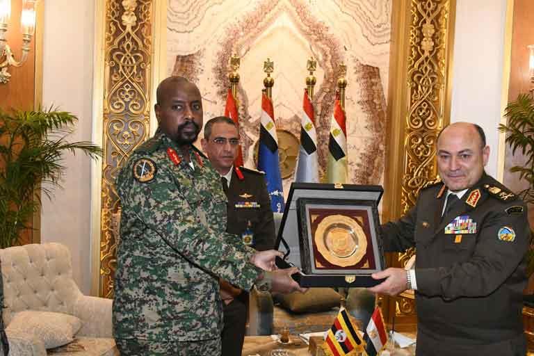 رئيس الأركان يلتقي قائد القوات البرية الأوغندي