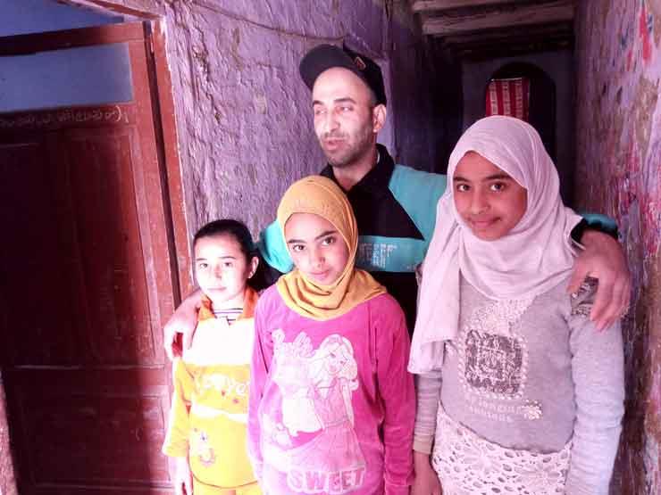 عم بلال يرعى 3 فتيات وأمنيته حياة كريمة