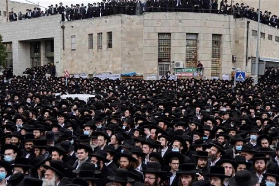 حشود كبيرة من اليهود المتشددين تستعد لتشييع حاخام 