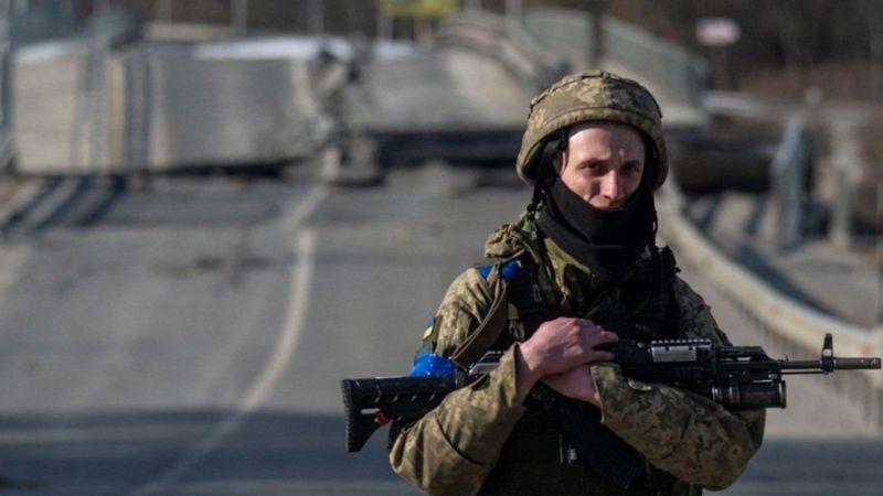 جندي أوكراني على مقربة من جسر مدمر في منطقة سومي