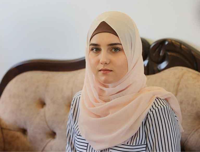 شابة أوكرانية تلجأ إلى قطاع غزة هربا من الموت في ب