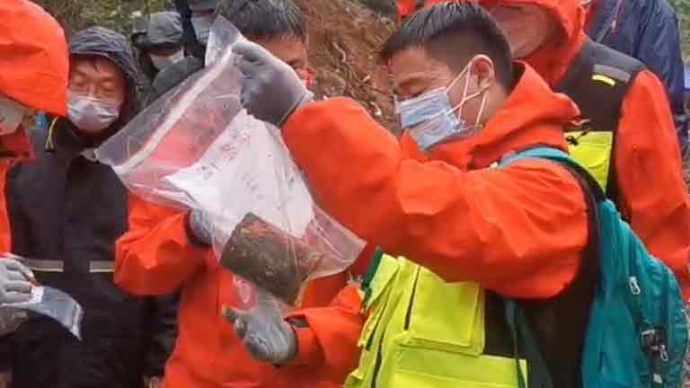 انتشال أشلاء بشرية في موقع تحطم الطائرة الصينية