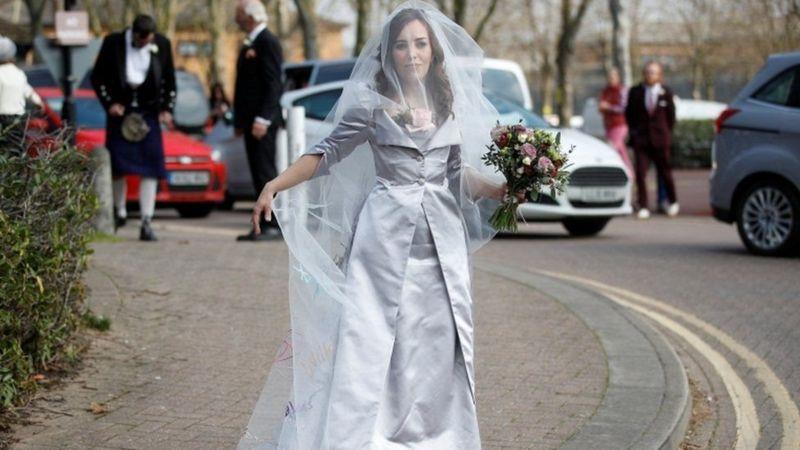 تزوج أسانج من ستيلا موريس، التي ارتدت فستان زفاف م