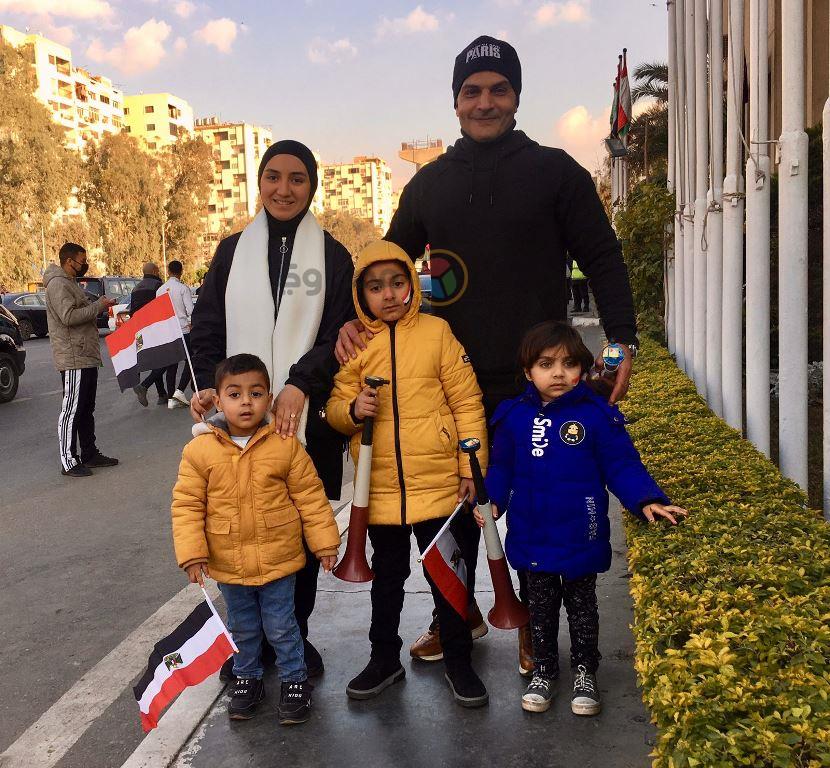 حازم يقوم بتشجيع المنتخب المصري مع أطفاله من خارج 