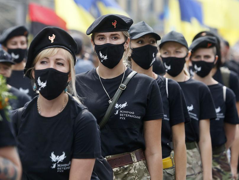 نساء أوكرانيا يمتشقن السلاح لمحاربة الروس الغزاة