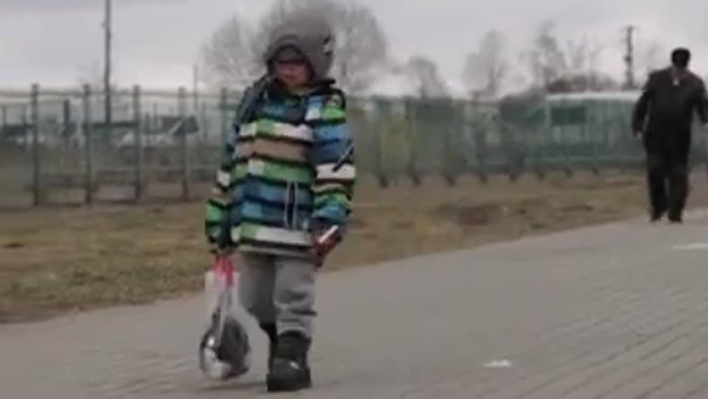طفلة أوكرانية تسير بمفردها باكية سعيا للجوء