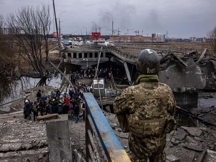 مراقبة الأوكران أثناء محاولة هروبهم من القصف الروس