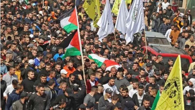 فلسطينيون يشيعون جثماني القتيلين اللذين سقطا برصاص