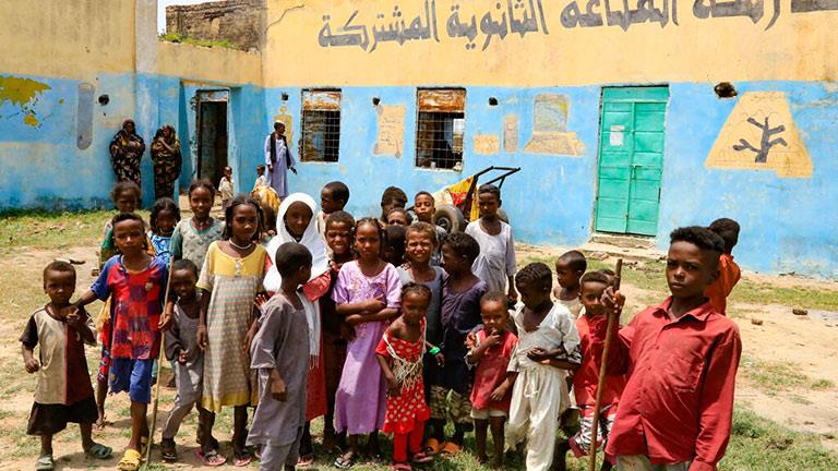 أطفال أمام مدرسة للنازحين في ولاية النيل الأبيض