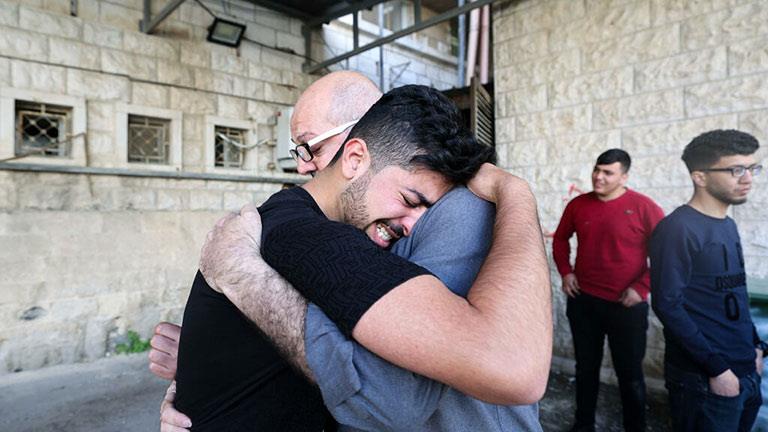 فلسطينيون يبكون إثر مقتل صديقهم برصاص قوات إسرائيل
