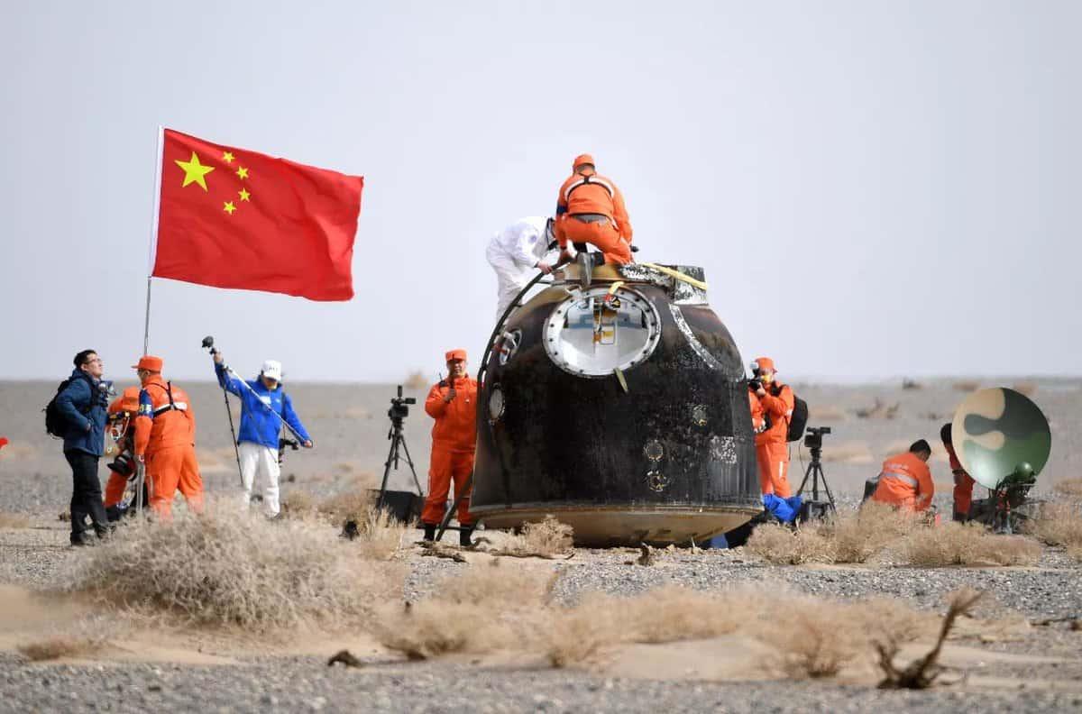 رواد فضاء صينيون يعودون إلى الأرض بعد مهمة استمرت 