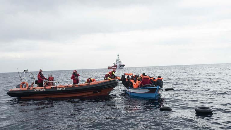 قارب خشبي يحمل 28 لاجئا من أفريقيا يتم إنقاذهم من 