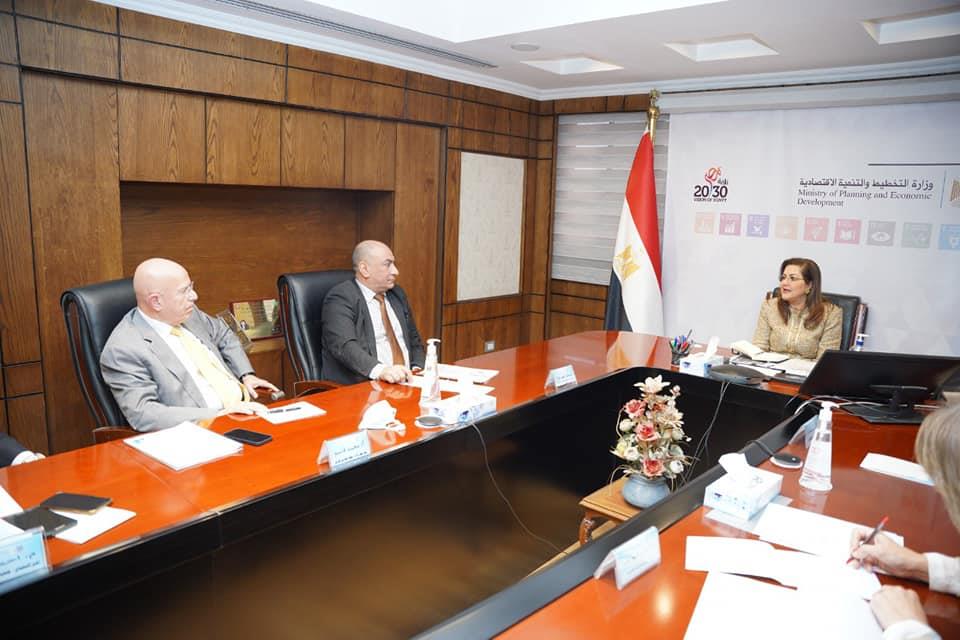 وزيرة التخطيط خلال لقائها مع مسؤولي جمعية المصدرين