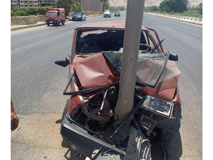 حادث اصطدام سيارة بعمود إنارة