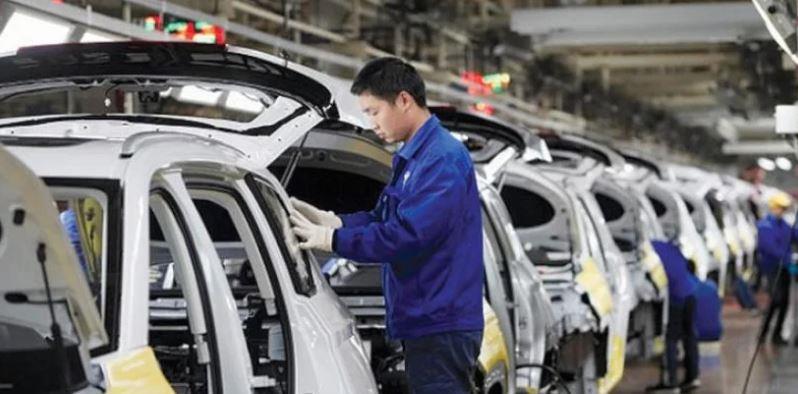 الصين تحث شركات السيارات الكهربائية على شراء الرقا