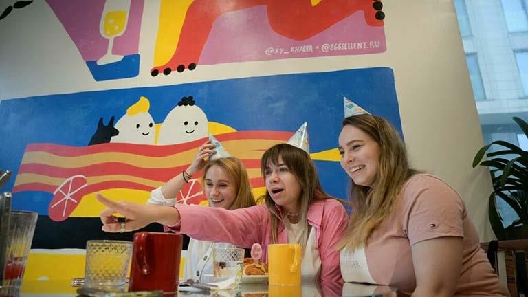 نساء يحتفلن بعيد مولد إحداهنّ في مقهى في موسكو