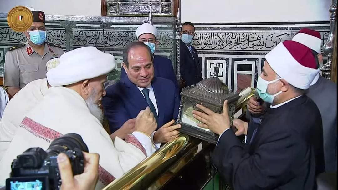 الرئيس السيسى يتفقد حجرة مقتنيات الرسول داخل مسجد 