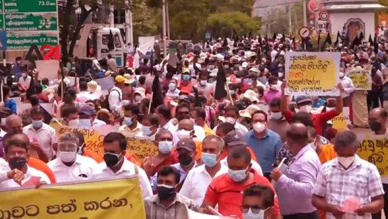 إضراب عام يشل سريلانكا للمطالبة باستقالة الرئيس وأ
