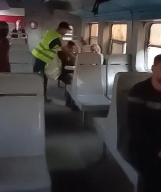 الشباب يوزعون الوجبات على المسافرين في القطارات