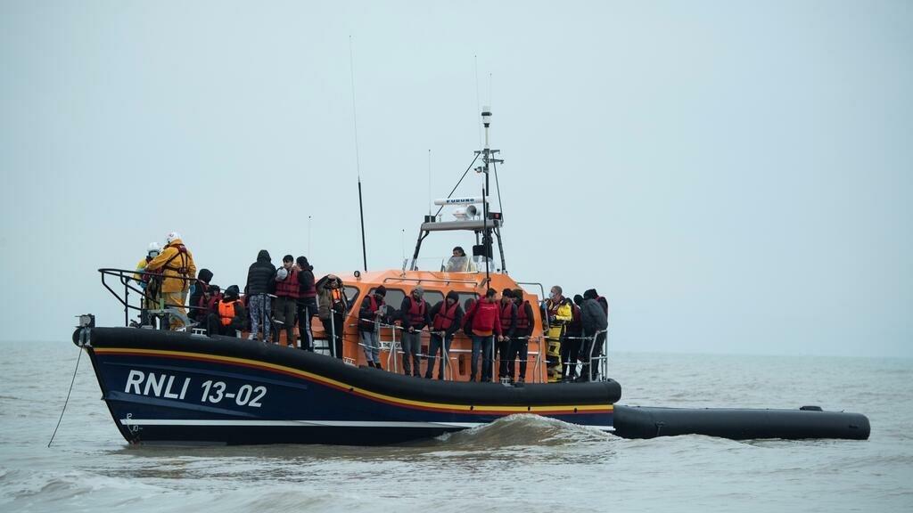 مهاجرون على متن زورق إنقاذ عقب محاولتهم عبورهم بحر