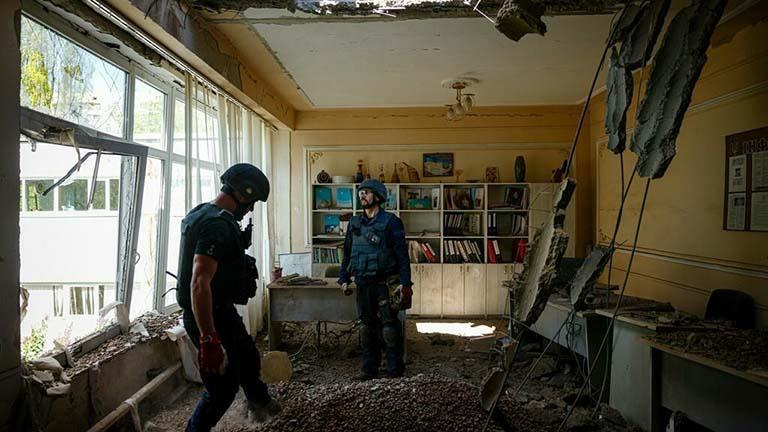 فريق من خبراء نزع الألغام في مدرسة في مدينة خاركيف