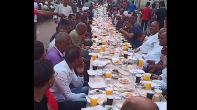 مائدة إفطار جماعي بحضور مصطفى بكري في قرية المعنا 