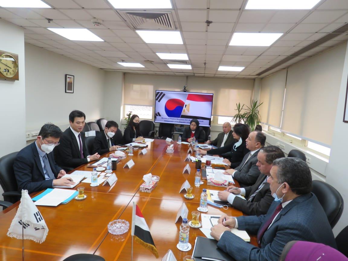وزير المالية خلال لقائه مع سفير كوريا الجنوبية