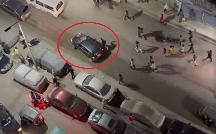 لحظة مطاردة السيارة من المارة بشارع فيصل