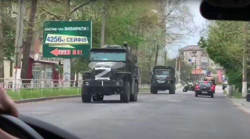تتجول المركبات العسكرية الروسية في وسط مدينة خيرسو