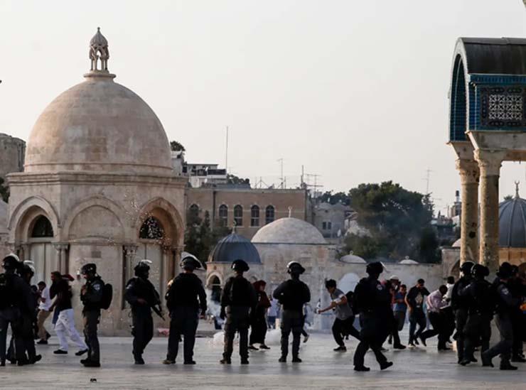 الاحتلال يعتدي على المتواجدين في ساحات المسجد الأق