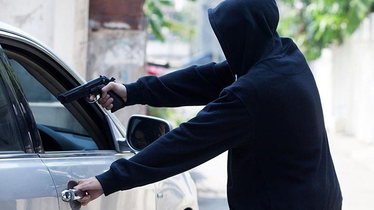 سرقة سيارة تحت تهديد السلاح