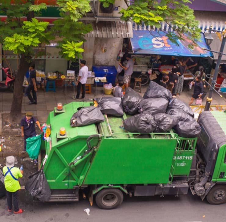 أطنان من النفايات تجتاح شوارع الصين بسبب سياسة صفر